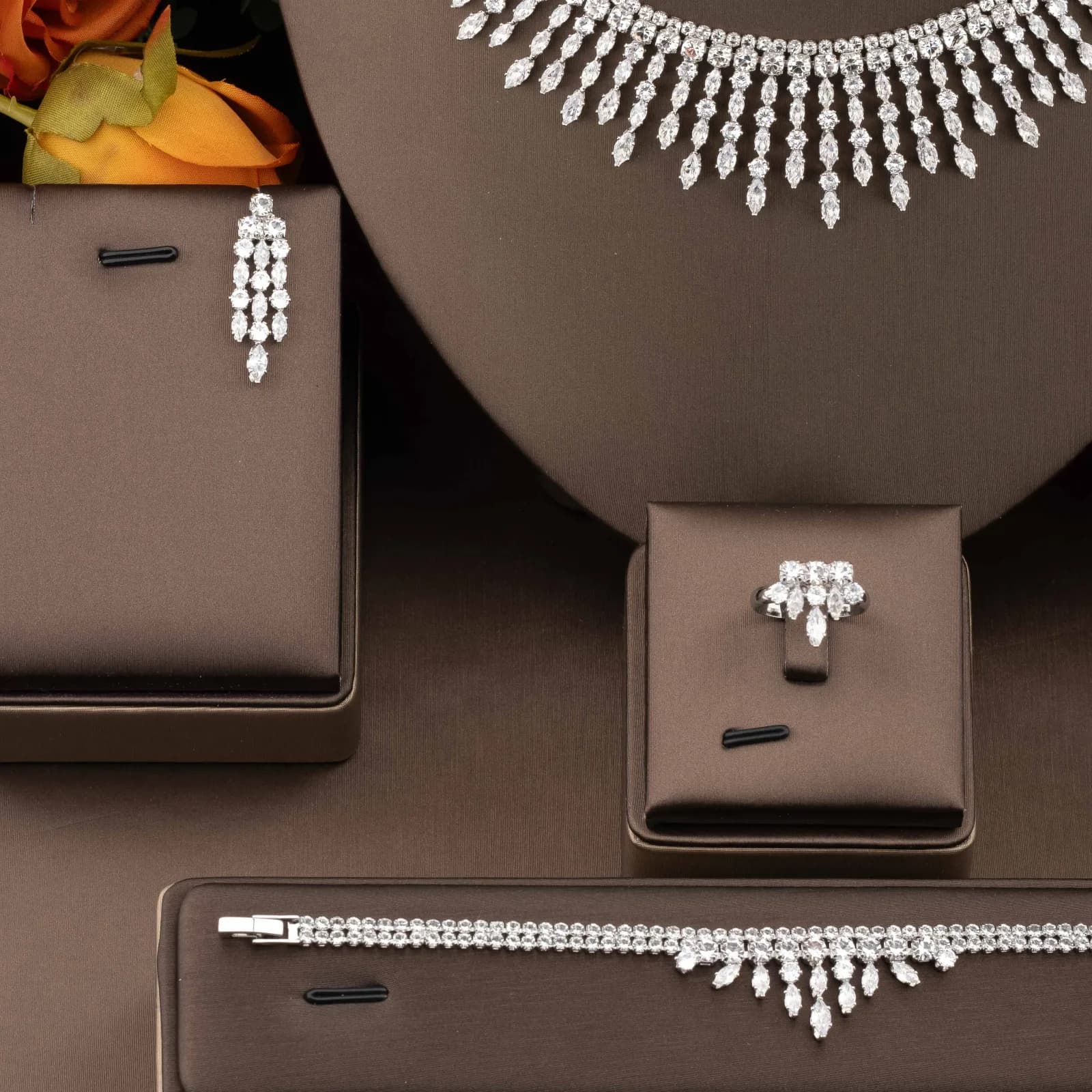 A Set Of High-quality Jewelry With A Bouquet Design Inlaid With Sparkling Cubic Zirconia,Suitable For Women To Wear At Banquets