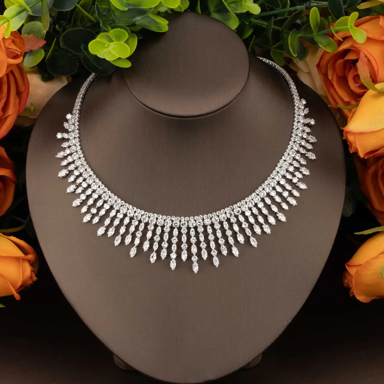 A Set Of High-quality Jewelry With A Bouquet Design Inlaid With Sparkling Cubic Zirconia,Suitable For Women To Wear At Banquets
